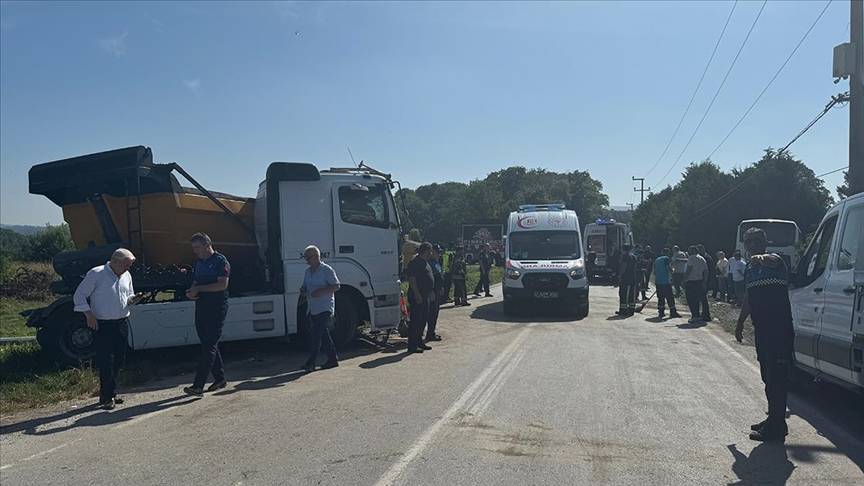 Tır ile servis midibüsü kafa kafaya çarpıştı: 1'i ağır 26 yaralı 18